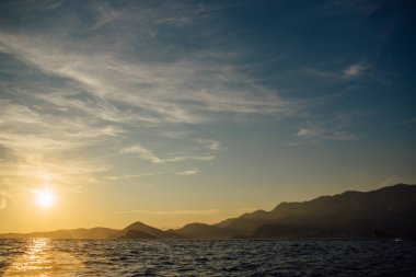 Karadağ sahil batımında, denizden görüntülemek
