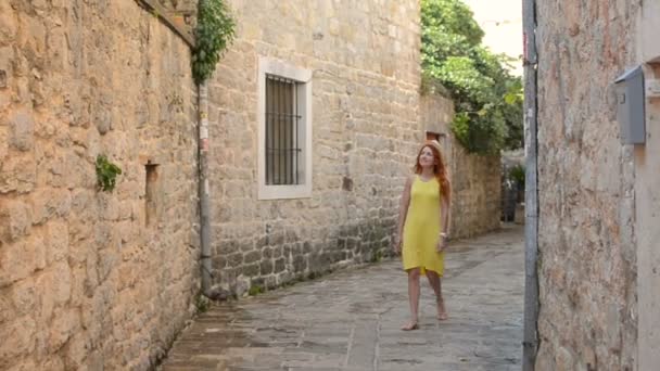 Молодая женщина прогуливается по улицам древнего европейского города — стоковое видео