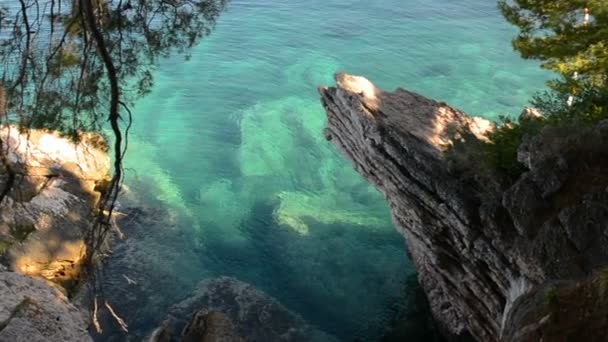 Átlátszó víz a sziklás parton az Adriai-tenger — Stock videók