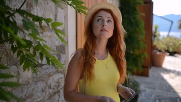 Kızıl saçlı kadın turist turistik yerleri ziyaret — Stok video