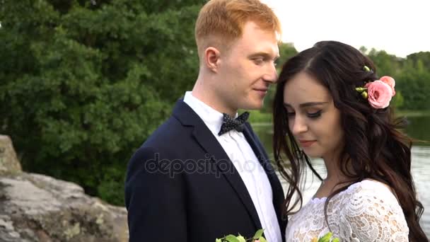 Feliz recém-casados no fundo da natureza, close-up — Vídeo de Stock