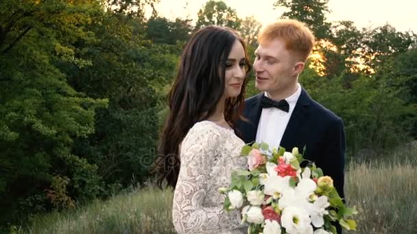 Gelukkig jonggehuwden op natuur achtergrond, close-up — Stockvideo