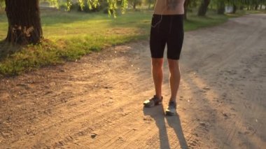 Genç adam doğada koşu önce yoğurma