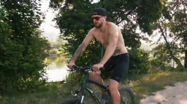 Erkek bisikletçi yolda rides