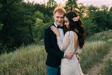 Ayakta ve sarılma mutlu yeni evliler