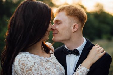 Gün batımında öpüşme mutlu yeni evliler