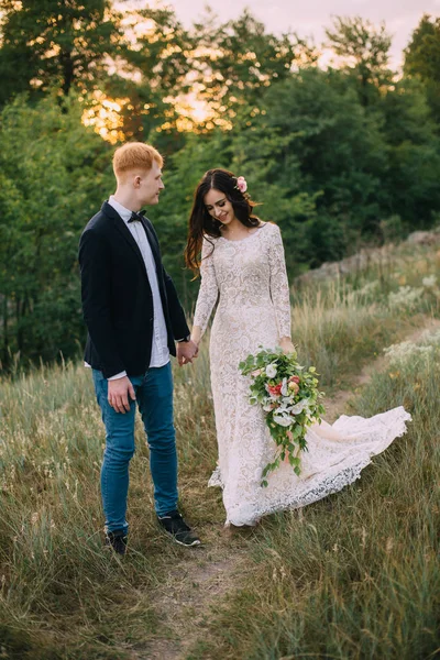 Coppia felice che si tiene per mano e cammina — Foto Stock