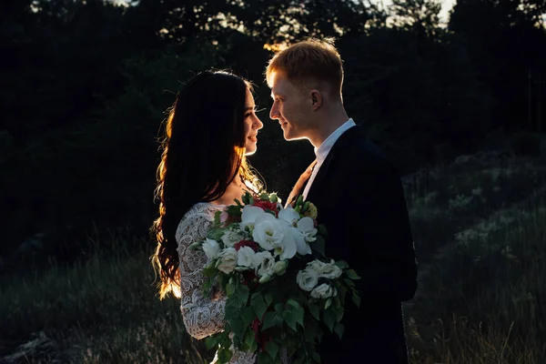 Nowożeńcy stałego i przytulanie na zewnątrz, zbliżenie — Zdjęcie stockowe