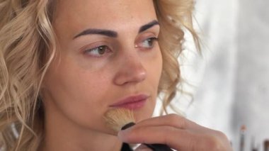 Makyöz makyaj kız sarışın temeli koyar