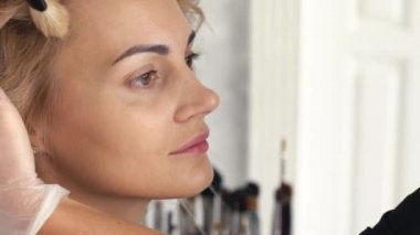 Makyöz makyaj kız sarışın temeli koyar