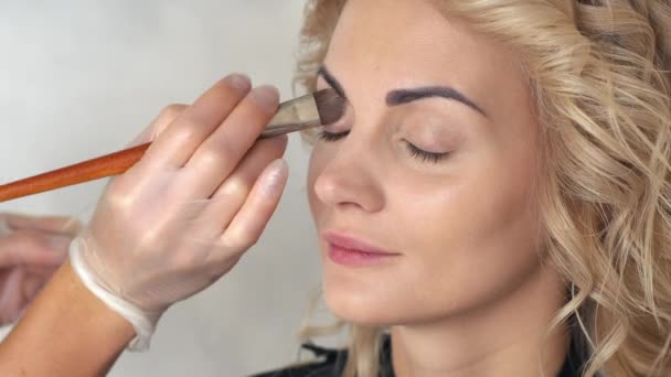 Make-up artist βάζει τα θεμέλια για μακιγιάζ κορίτσι Ξανθιά — Αρχείο Βίντεο