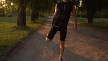 Genç adam doğada koşu önce yoğurma