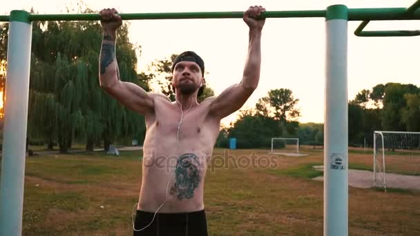 Muscular hombre haciendo pull-ups en la barra horizontal — Vídeos de Stock