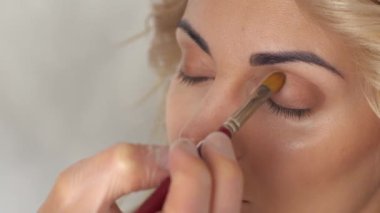Makyöz göz farı güzellik salonunda koyar.