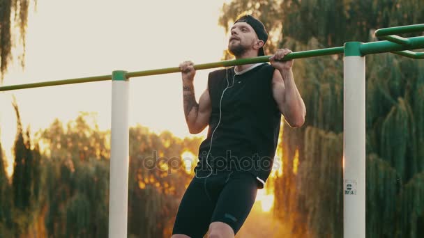 Muscular hombre haciendo pull-ups en la barra horizontal — Vídeo de stock