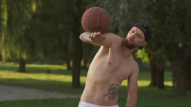 adam Basketbol basketbol sahasına yakın çekim
