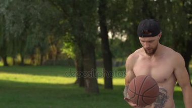 adam Basketbol basketbol sahasına yakın çekim
