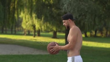 adam Basketbol basketbol sahasına yakın çekim