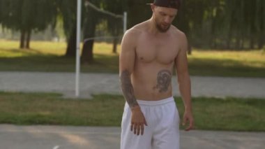 adam Basketbol basketbol sahasına yakın çekim