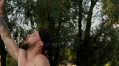 adam Basketbol basketbol sahasına yakın çekim