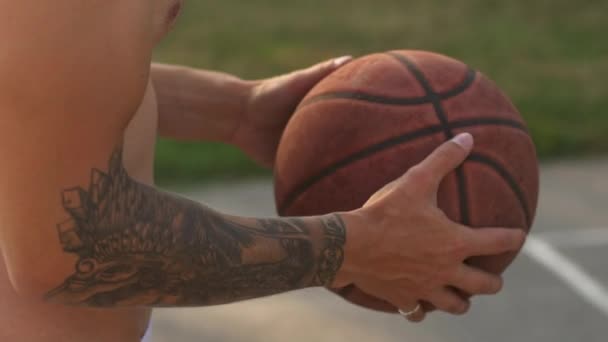 Mann stopft mit den Händen einen Basketball in Großaufnahme — Stockvideo