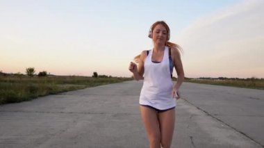 çalışan ve kulaklıklar müzik dinlemek kadın