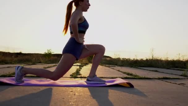 Спортивная женщина делает приседания на открытом воздухе — стоковое видео