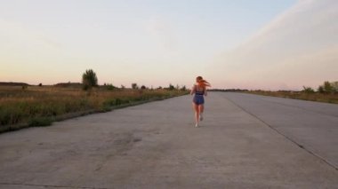 kadın çalışan ve müzik kulaklık, arkadan görünüm