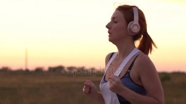 çalışan ve müzik kulaklık, ağır çekim kadın