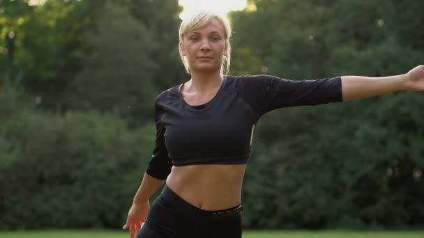 Młoda kobieta uprawia jogę na świeżym powietrzu — Wideo stockowe
