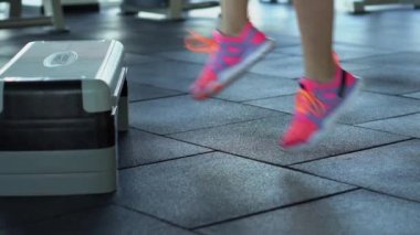 genç kadın bir atılım yapma ve spor salonunda, ağır çekim lunging