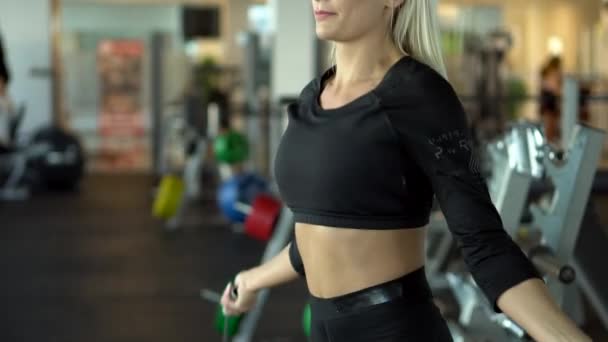 Mujer joven saltar la cuerda en el gimnasio, cámara lenta — Vídeo de stock