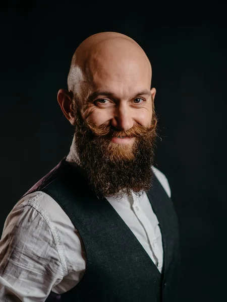 Portrait of a stylish bearded man on a black background — Stock Photo, Image