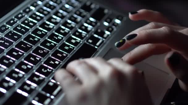 Dedos femeninos tocan las computadoras portátiles touchpad — Vídeo de stock