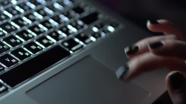 parmaklar dizüstü touchpad dokunma