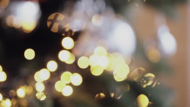 Kerstboom met kleurrijke bokeh en kerst verlichting — Stockvideo