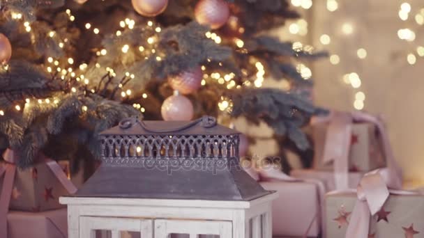 Kerstboom met kleurrijke bokeh en kerst verlichting — Stockvideo