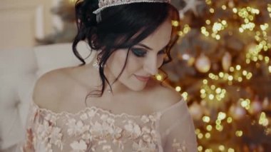 bir Noel ağacı arka plan üzerinde güzel bir kadın portresi