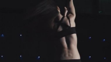 genç kadın bir dans pole üzerinde gerçekleştirir.