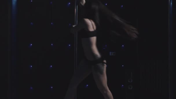 Joven mujer realiza un baile en el poste — Vídeos de Stock
