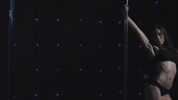 Young woman performs a dance on the pole — Stock Video