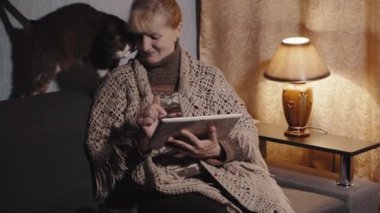 yaşlı kadın evde tablet sahiptir