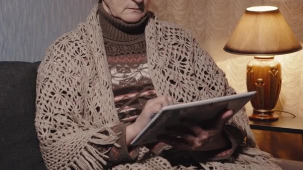 Seniorin genießt Tablette zu Hause — Stockvideo