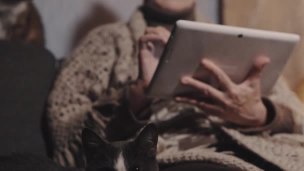 Yaşlı kadın evde tablet sahiptir — Stok video