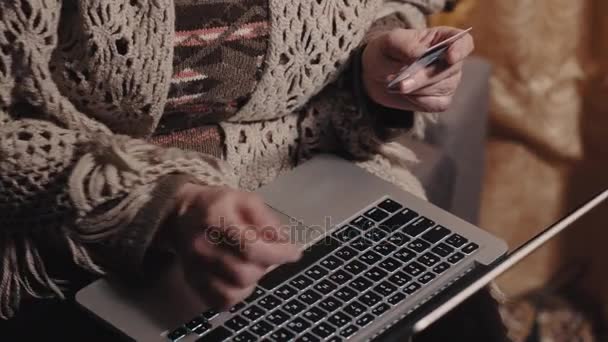 Perempuan tua perbankan online, memegang kartu kredit — Stok Video