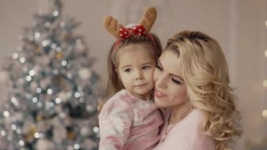 küçük kız hugs anne Noel arifesinde