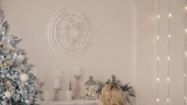 genç anne ile kızı Noel ağacı yakınındaki çalış