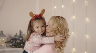 küçük kız hugs anne Noel arifesinde