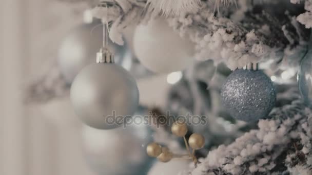 Κοντινό πλάνο του στολισμένο χριστουγεννιάτικο δέντρο με δώρα — Αρχείο Βίντεο