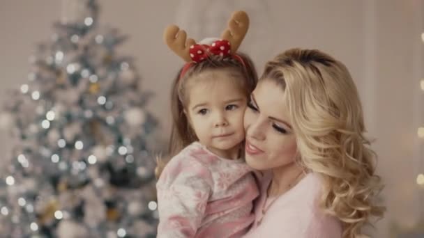 Маленькая девочка обнимает маму в канун Рождества — стоковое видео